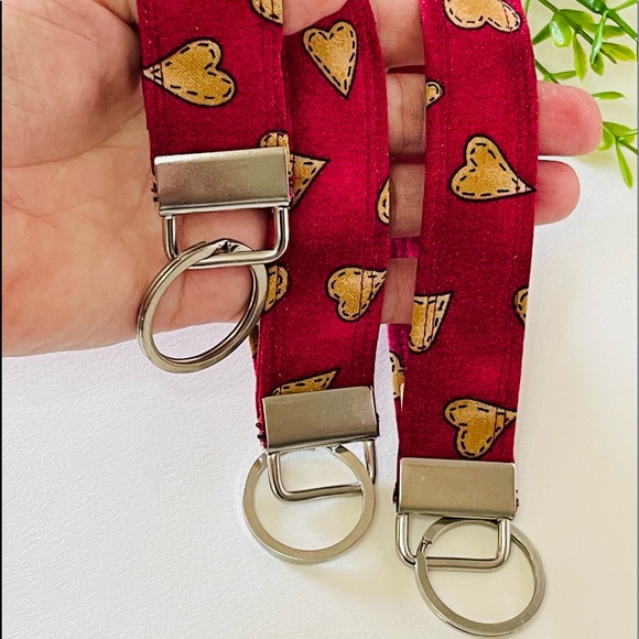 Set of 3 keychains. - Picture 2 of 5